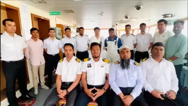 Captura de tela de um vídeo gravado pelos oficiais de alta patente do Banglar Joyjatra para elevar o moral da tripulação. O capitão Islam é o segundo homem da direita para a esquerda na primeira fila, e o engenheiro-chefe Rashedul Hasan está sentado à esquerda do capitão