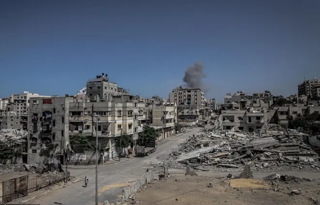 Escombros de prédios em Gaza, com fumaça