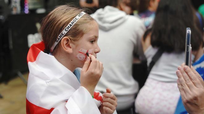 Garota pinta o rosto com bandeira da Inglaterra