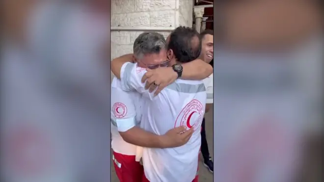 مسعفون في غزة ينقلون زميلهم المصاب إلى المستشفىرر