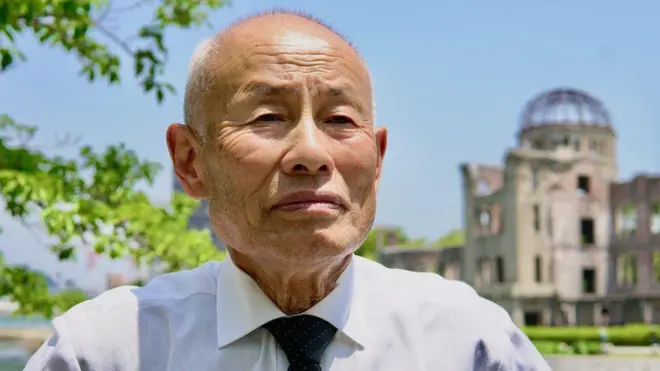 Toshiyuki Mimaki devant le bâtiment du Mémorial de la Paix d'Hiroshima