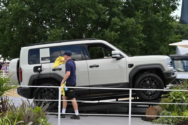 Hybrydowy SUV typu plug-in marki BYD, Denza B5, prezentowany podczas Festiwalu Prędkości Goodwood