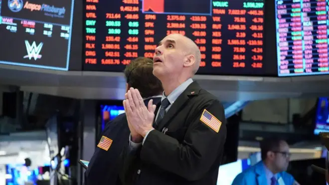 شاشات عرض أسعار الأسهم الأمريكية