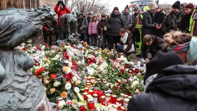 事件の翌朝、現場にはたくさんの花やろうそくが手向けられた(21日、ドイツ・マグデブルク)