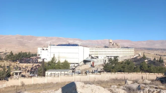 عکسی از زندان صیدنایا که توسط کلاه‌سفیدها - گروه دفاع مدنی سوریه - گرفته شده است