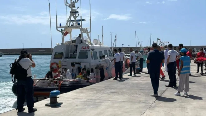 Лодка с мигрантами