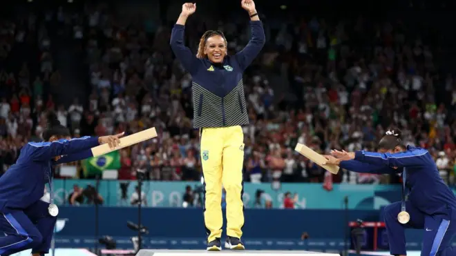 Simon Biles recibe una reverencia de sus rivales