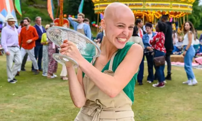 Jasmine Mitchell yegukanye igihembo cy'uwatsinze mu irushanwa ryo guteka mu ifuru rizwi nka Bake Off mu Bwongereza