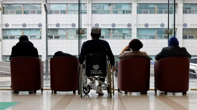 창 밖을 보고 앉은 환자들