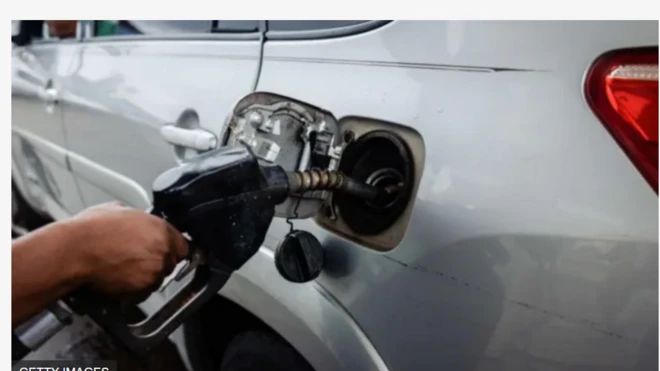 Aworan mọto ti wọn n ta epo sinuu rẹ