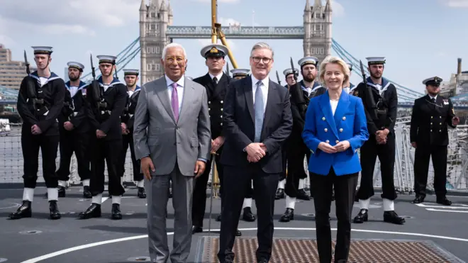 صورة تجمع رئيس المجلس الأوروبي، أنطونيو كوشتا، ورئيس الوزراء البريطاني، كير ستارمر، ورئيسة المفوضية الأوروبية أورسولا فون دير لاين.