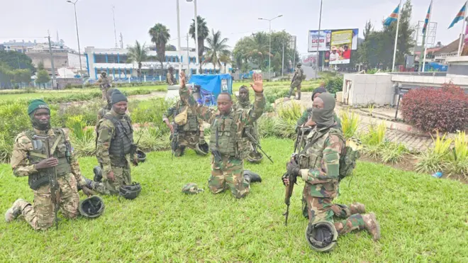 Abarwanyi ba M23 hamwe n'umuvugizi wabo Willy Ngoma (uzamuye amaboko) hagati mu mujyi wa Goma ku wa kabiri ku gicamunsi