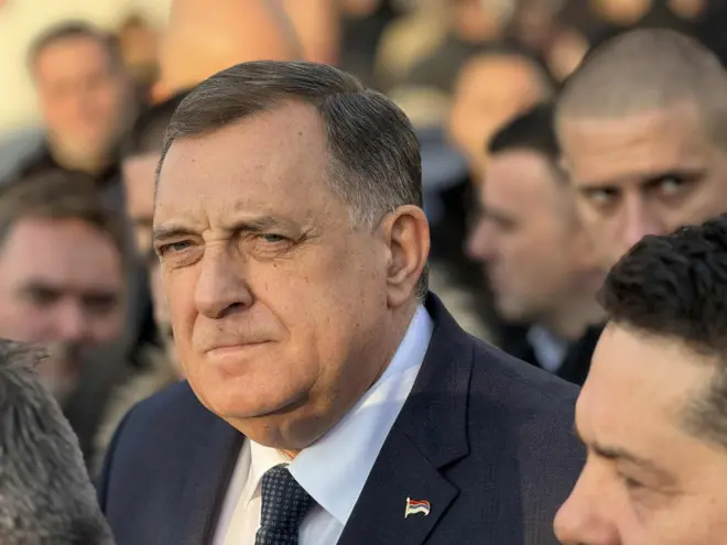 Milorad Dodik u masi, u plavom odelu i beloj košulji, portretna fotografija