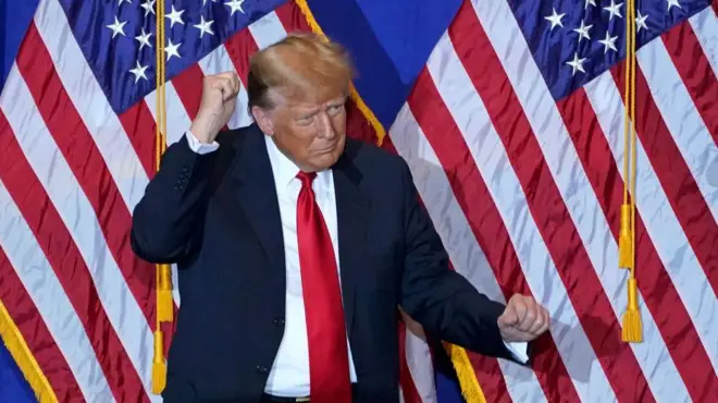 আইওয়া অঙ্গরাজ্যে ককাস ভোটে জেতার পর উৎফুল্ল ডোনাল্ড ট্রাম্প 