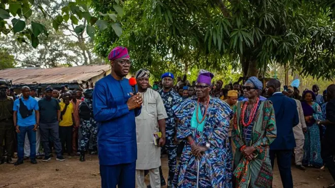 Gomina Seyi Makinden sọrọ lasiko abẹwo naa, o duro pẹlu awọn olori agbegbe araalu ati awọn agbofinro