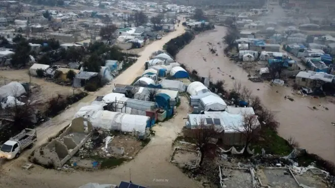 سيول ضربت مناطق في شمال وغرب سوريا بعد هطول أمطار غزيرة تسببت كذلك بنزوح عشرات العائلات من المناطق المتضررة