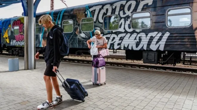 Молодой человек с чемоданом