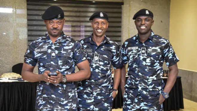 Awọn ọlọpaa wọ aṣọ dudu to nila funfun pẹlu fila lori