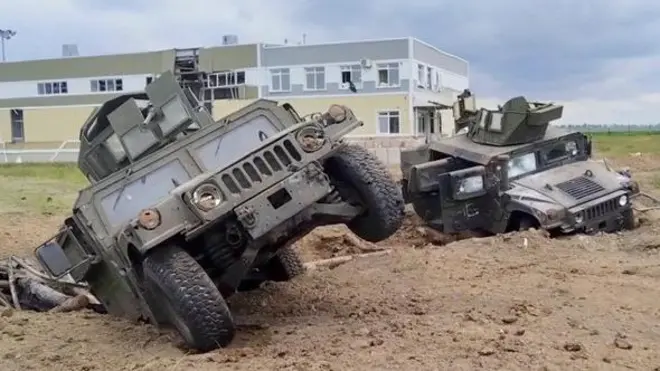 Wizara ya ulinzi ya Urusi ilitoa picha za magari ya kijeshi ya nchi za Magharibi yaliyotelekezwa au kuharibiwa, zikiwemo Humvees zilizotengenezwa Marekani