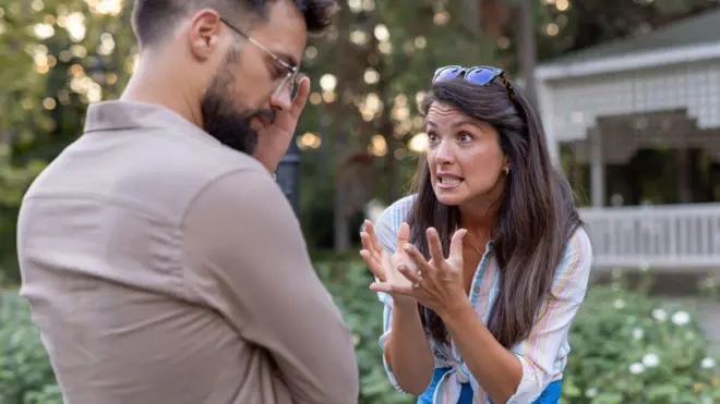 Um homem e uma mulher discutindo