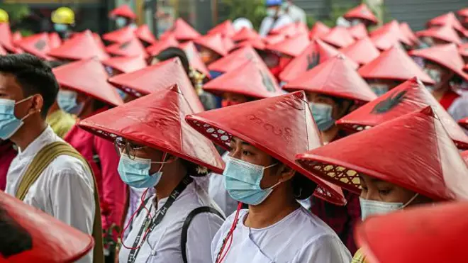 အာဏာသိမ်းပြီးနောက် ဆန္ဒပြသူတွေကို မဖြိုခွင်းခင် ၂၀၂၁ ခုနှစ် မတ်လက မန္တလေးက ဆရာ ဆရာမတွေ ဆန္ဒပြခဲ့