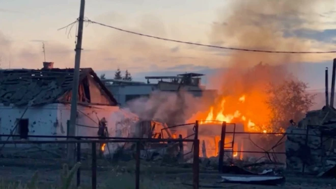 Una casa en llamas en la región de Kursk.