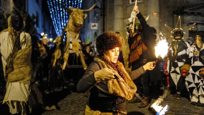 Perayaan pertengahan musim dingin dengan cara pagan di Cornwall, Inggris