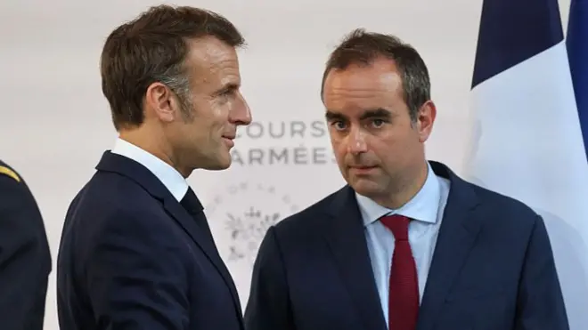 Macron i Lecornu w garniturach.