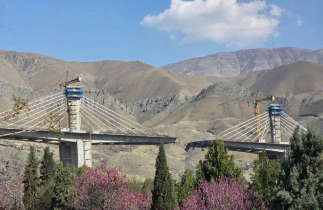 Karaj'daki B1 köprüsünün ikiye ayrıldığı görülüyor. Köprünün ortasında büyük bir oyuk var.