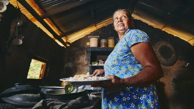 පවතින වියලි කාලගුණික තත්ත්වය මත ඉදිරියේදී රටේ වී අස්වැන්නේ අඩුවීමක් හෝ සහල් හිඟයක් ඇතිවීමේ හැකියාවක් තිබේද?එවැනි අවදානමක පෙර නිමිති මතුව ඇත්තේ මෙරට ඇතැම් ප්‍රදේශවලට බලපා ඇති නියං කාලගුණය හා ජල හිඟය හේතුවෙන් වගා විනාශ වී යාම නිසාය.