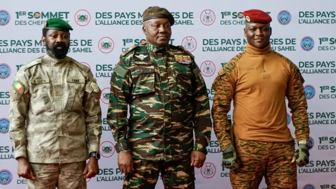Perezida mfatakibanza wa Mali Mali Colonel Assimi Goita (i bubamfu), umukuru w'umugwi w'abasirikare utwara Niger Abdourahamane Tchiani (hagati) n'umukuru mfatakibanza wa Burkina Faso Ibrahim Traore bahagaze ngo baforwe 