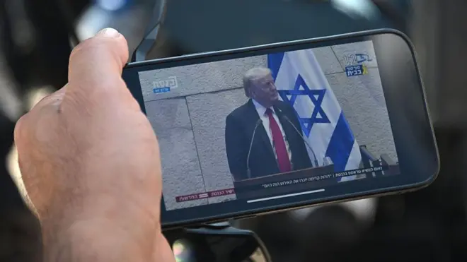 دونالد ترامپ با پرچم اسرائیل