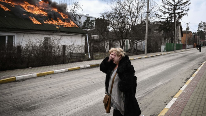 امرأة باكية ونيران محتدمة في مبنى