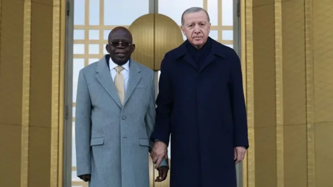 Aarẹ Bola Tinubu wọ kootu ati Aarẹ Tayyip Erdogan Turkey toun naa wọ aṣọ kootu dudu fa a lọwọ