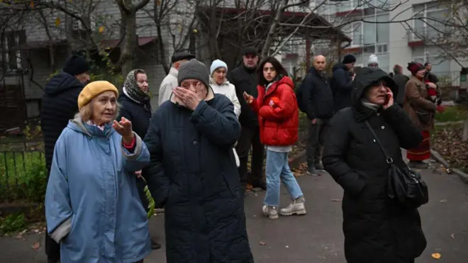 মিসাইল হামলার পর কিয়েভের আতঙ্কিত বাসিন্দারা বাড়ির বাইরে বেরিয়ে আসেন।