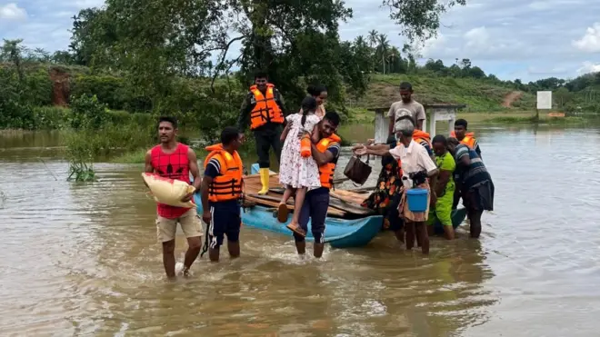 දිවයිනේ පහළ වායු ගෝලයේ වර්ධනය වී ඇති කැළඹිලි තත්ත්වය හේතුවෙන් අද (නොවැ. 24) සහ ඉදිරි දිනවල වර්ෂාවේ වර්ධනයක් අපේක්ෂා කරන බව කාලගුණ විද්‍යා දෙපාර්තමේන්තුව පවසයි.