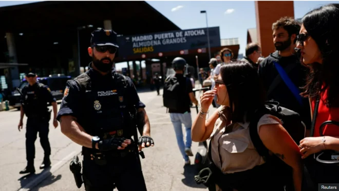 Magaalada caasimadda ah ee Madrid, dadku waxay ku farxeen oo u sacab tumeen markii nalalka dhismayaasha ay dib u shidmeen.