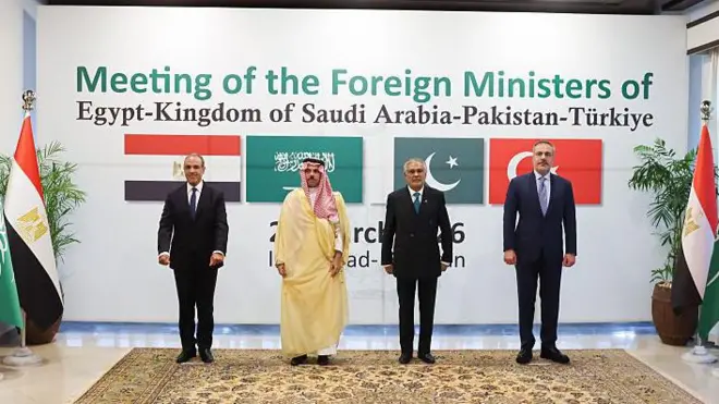 Dışişleri Bakanı Hakan Fidan, İslamabad'da Pakistan, Mısır ve Suudi Arabistanlı mevkidaşlarıyla Ortadoğu'daki son gelişmelerin ele alındığı görüşmelerde. Liderler kendi ülkelerinin bayrakları önünde yan yana ayakta duruyor. 29 Mart 2026