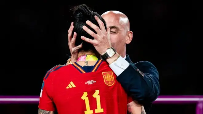 హెర్మసోకు ముద్దు పెడుతున్న రుబియాలిస్