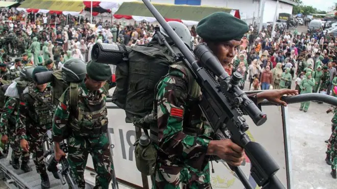 Sejumlah personel TNI diberangkatkan ke Papua. 