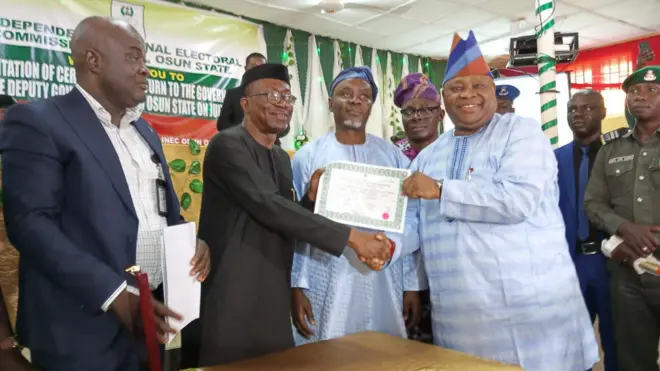 Adeleke n tẹwọ gba iwe ẹri aṣeyege idibo lọwọ alaga ajọ INEC lẹkun iwọ ooru gusu NAijiria, Ọjọgbọn Kunle Ajayi