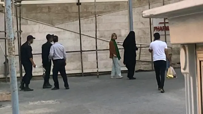 نازیلا معروفیان در حال بازگرداندن به زندان از بیمارستان طالقانی