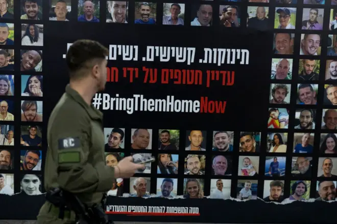 Билборд с портретами заложников на улице Израиля
