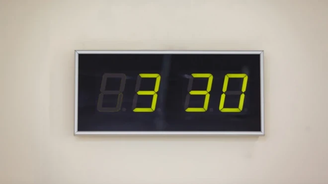 Une horloge électronique.