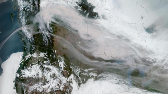 توده وسیع دود در غرب کانادا که متمایز از ابرهای سفیدرنگ است
