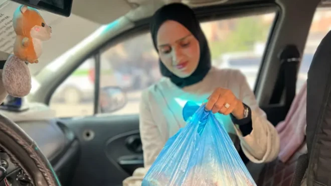 جوانی به نامزدش در غزه «یک بسته نان» هدیه می‌دهد