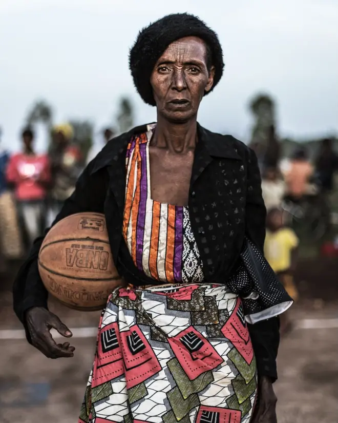 Trifine Mukangamije mu 2018 afashe umupira wa basketball mu rubavu