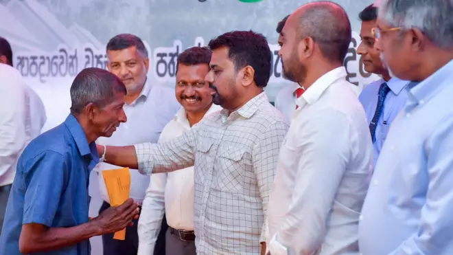 ජනාධිපතිවරයා දිට්වා කුණාටුවෙන් විපතට පත්වූවන්ට වන්දි පිරිනමමින්