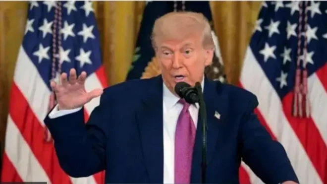 Donald Trump nawọ soke ninu aṣọ kootu to wọ pẹlu tai lọrun rẹ