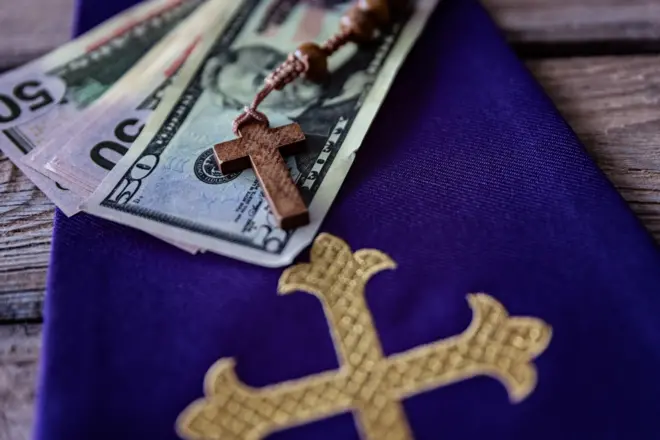 Une croix et un billet de dollar